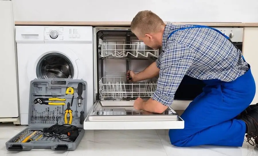 Gölcük Termoteknik servisi teknisyen ekibi beyaz eşya tamiri yaparken
